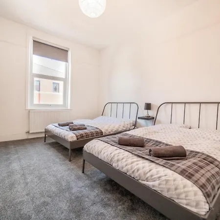 Peaky Blinders Apartment 5 Min Walk To Blackpool Tower Sleeps Up To 14 Exterior photo